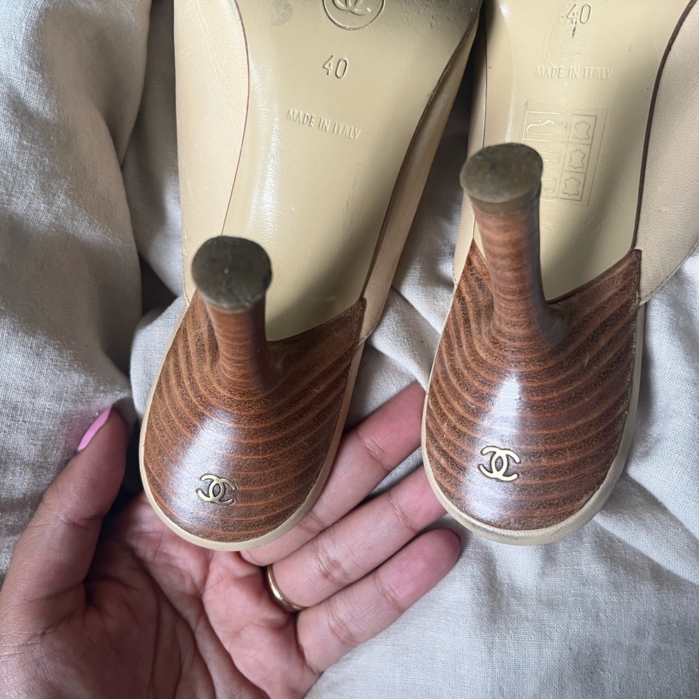 CHANEL Cream Pointed-Toe Leather Mules with CC Charm - Picture 7 of 7